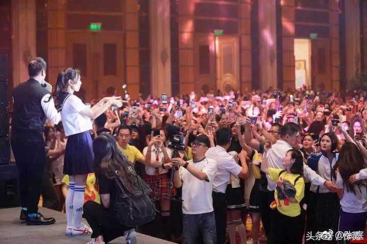 古装女神张庭，是怎么变成假鬼假怪的微商女王的？