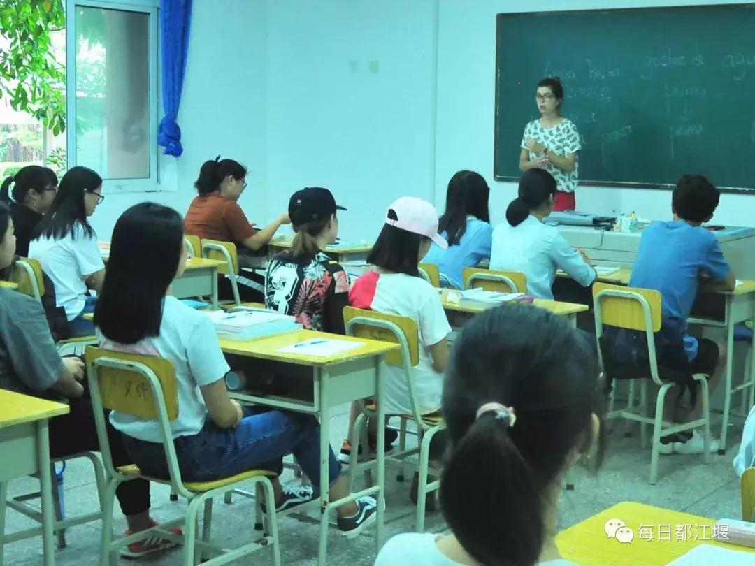 九月，我们开学啦！把天府故事读给世界听……