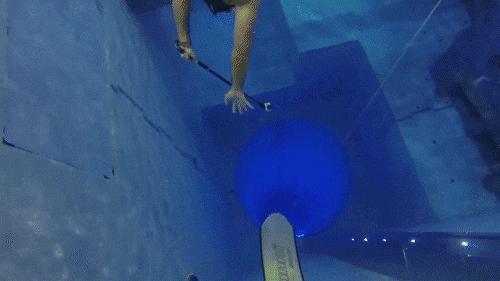 恐怖又刺激的游泳池,超级恐怖的游泳池