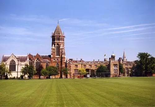 伊顿公学和哈罗公学的微妙关系,伊顿公学和哈罗公学的校服区别