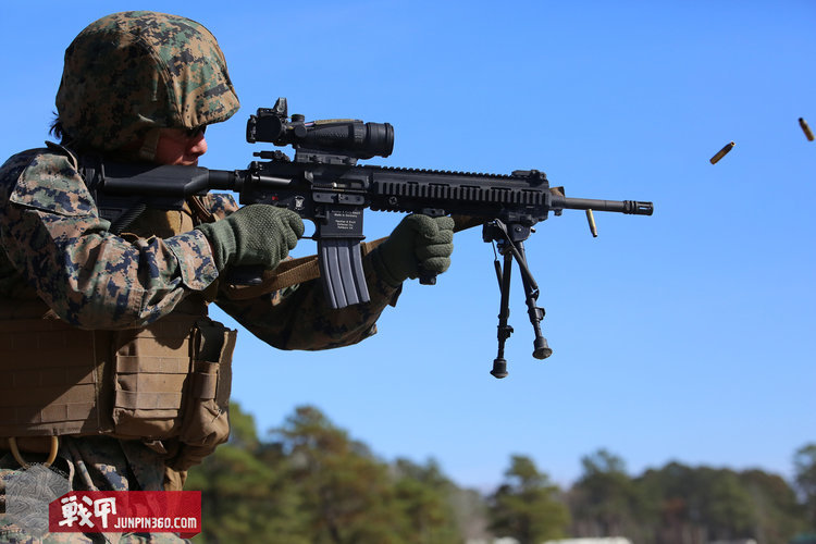 步枪手和机枪手,美国海军陆战队装备m27吗