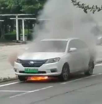 濂藉ソ鐨勮溅绐佺劧鎵撲笉璧风伀骞跺啋钃濈儫,濂藉ソ鐨勮溅鎬庝箞灏辩潃鐏簡