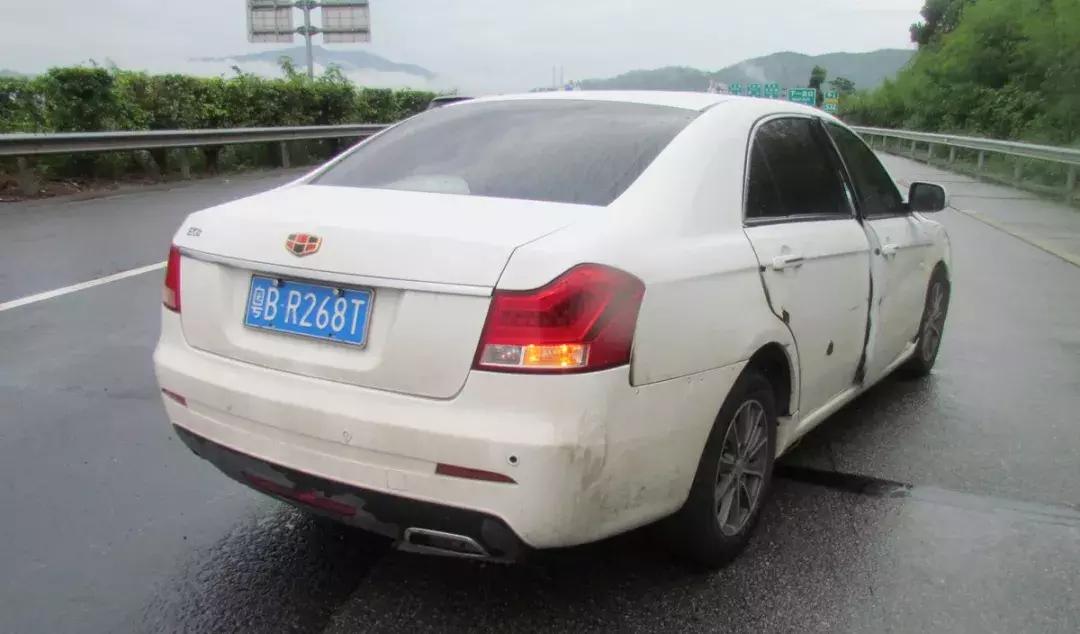 吉利汽车撞上豪车当场撞人,高速逆行吉利被撞翻后续