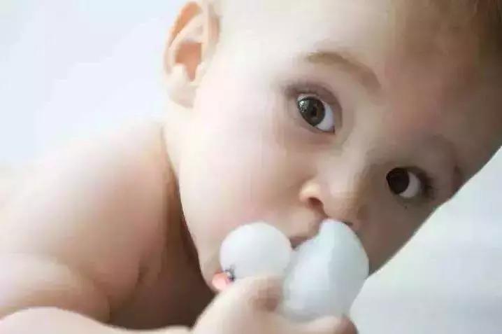 宝宝鼻梁眼睛上方青筋,7个月宝宝额头到鼻梁有青筋