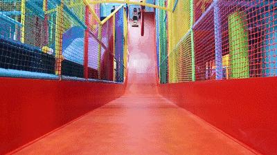 西峡谷公园网红滑梯,网红景点彩虹滑梯和现实对比