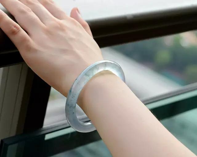 经常佩戴的玉会有什么变化,为什么人戴玉后会有变化呢