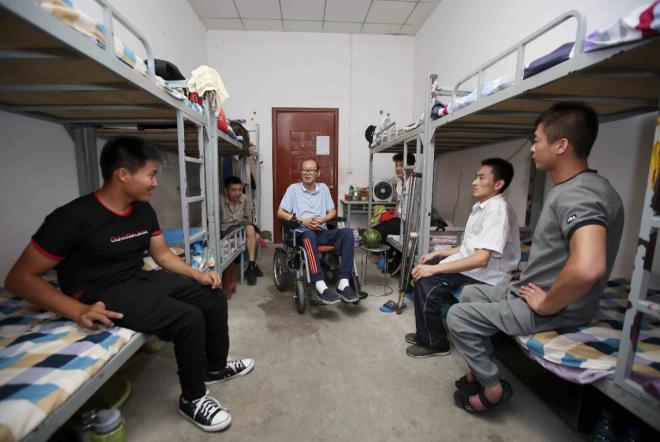 淘宝“特云”客服：对不起回复慢了，因为我只有两个指尖能打字