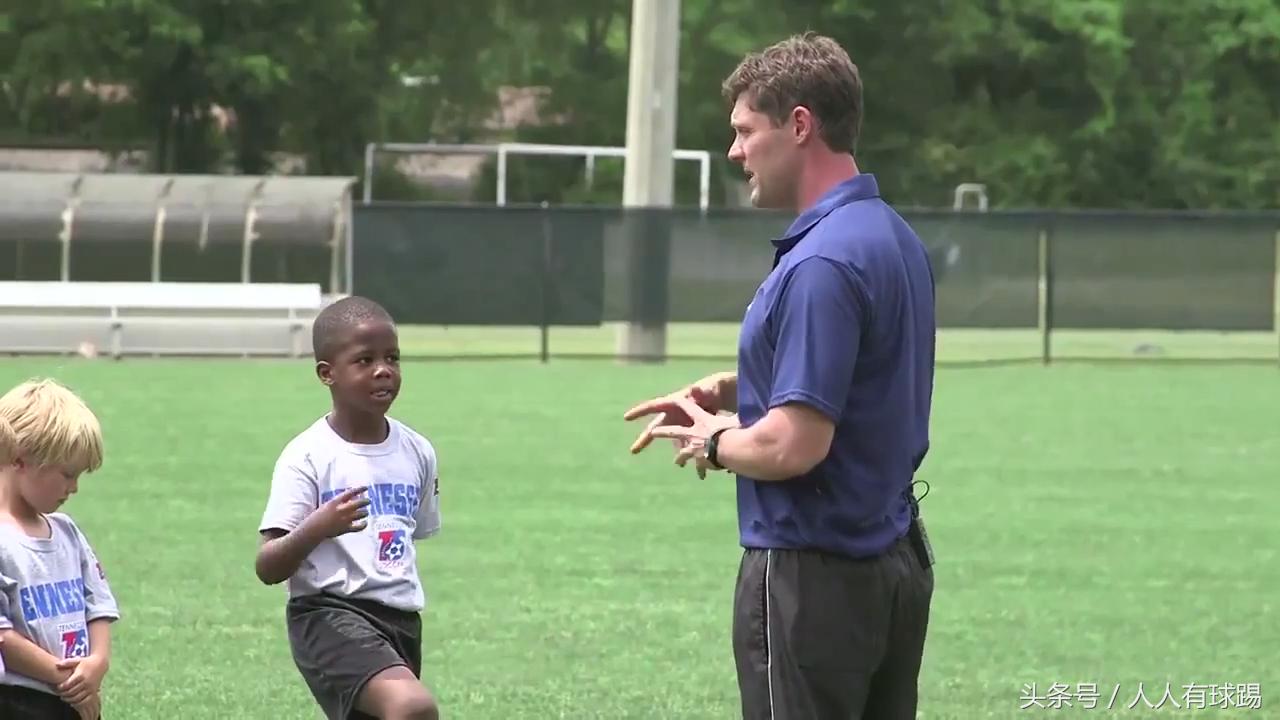 足球基础训练3-7岁,儿童足球青训教学视频