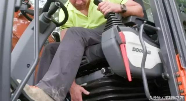 挖掘机怎么切换正反,挖掘机正反手操作多久能适应过来