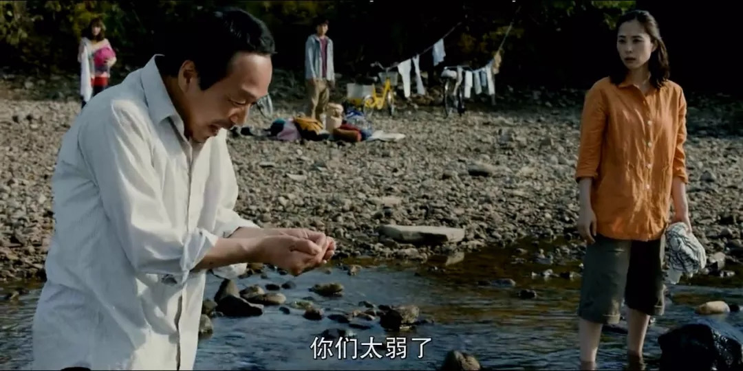 被现代文明“绑架”的家庭有多惨，这部电影拍出了答案