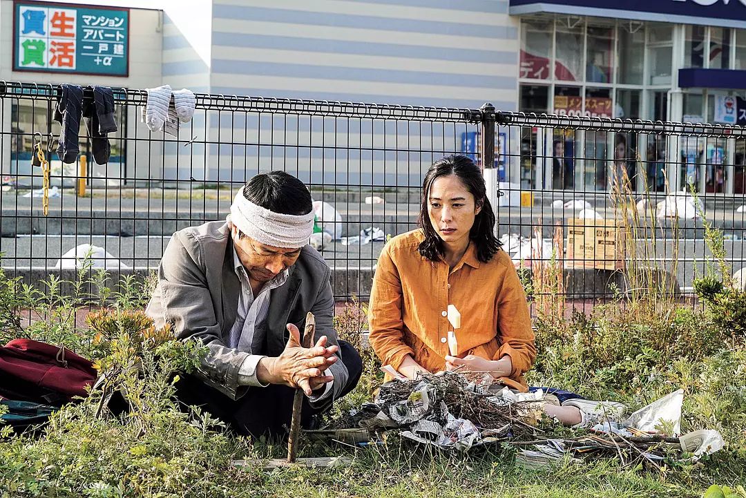 被现代文明“绑架”的家庭有多惨，这部电影拍出了答案