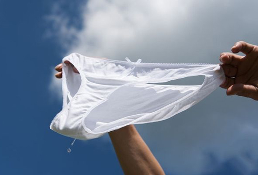 裤上的脏东西怎么清理,裤子上有脏东西正常吗