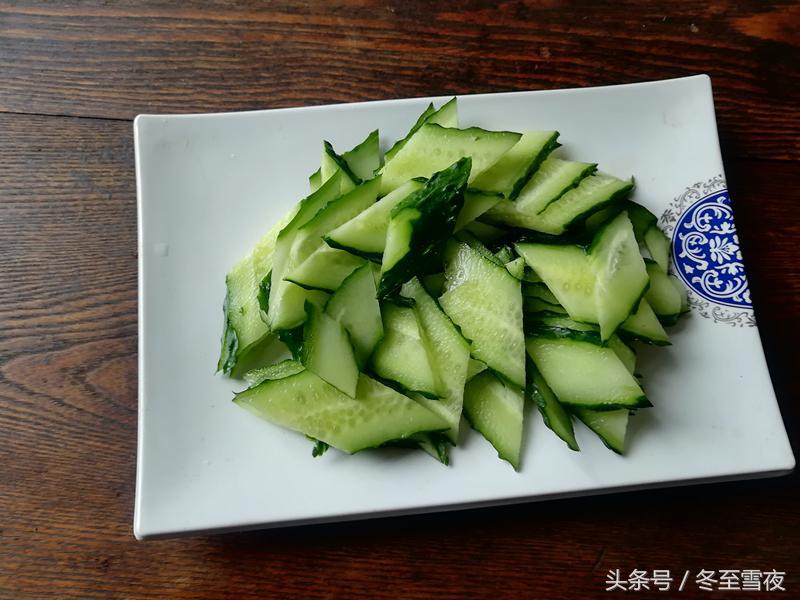 怎样把蘑菇做的好吃？做法其实并不复杂，教你这样做，鲜美嫩滑