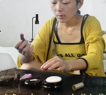 黑眼圈眼袋涂什么口红,用口红可以遮眼袋吗