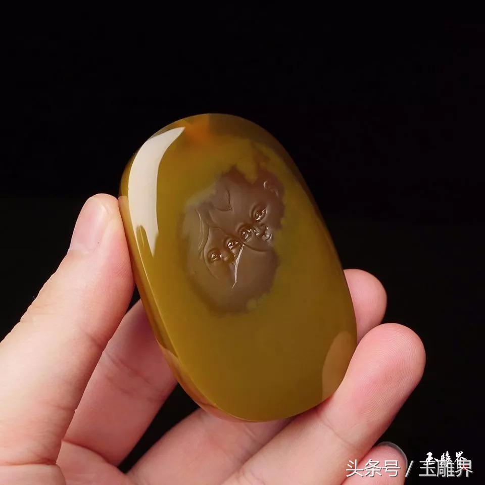 杂质被玉雕师用活，作品活了