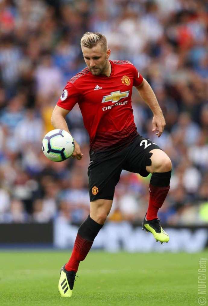 惊魂！曼联飞翼卢克肖头部着地被抬出场，但已苏醒并向家人报平安