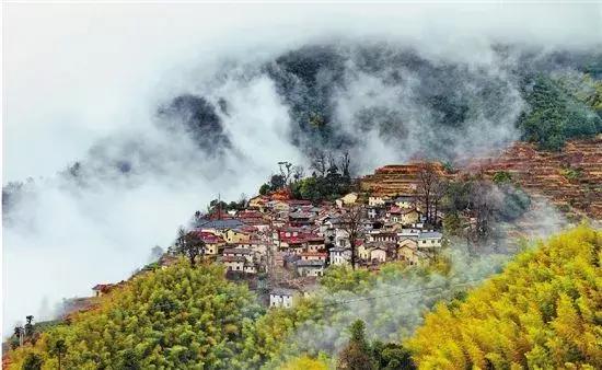 她和发小在500米悬崖边盖了云中小屋，走吧，这次我们一起去看云~