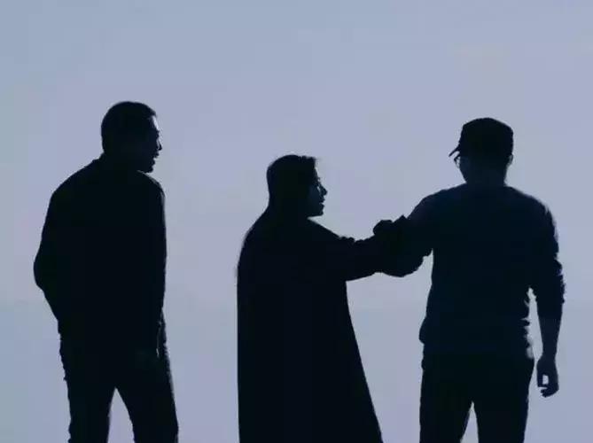 她和发小在500米悬崖边盖了云中小屋，走吧，这次我们一起去看云~