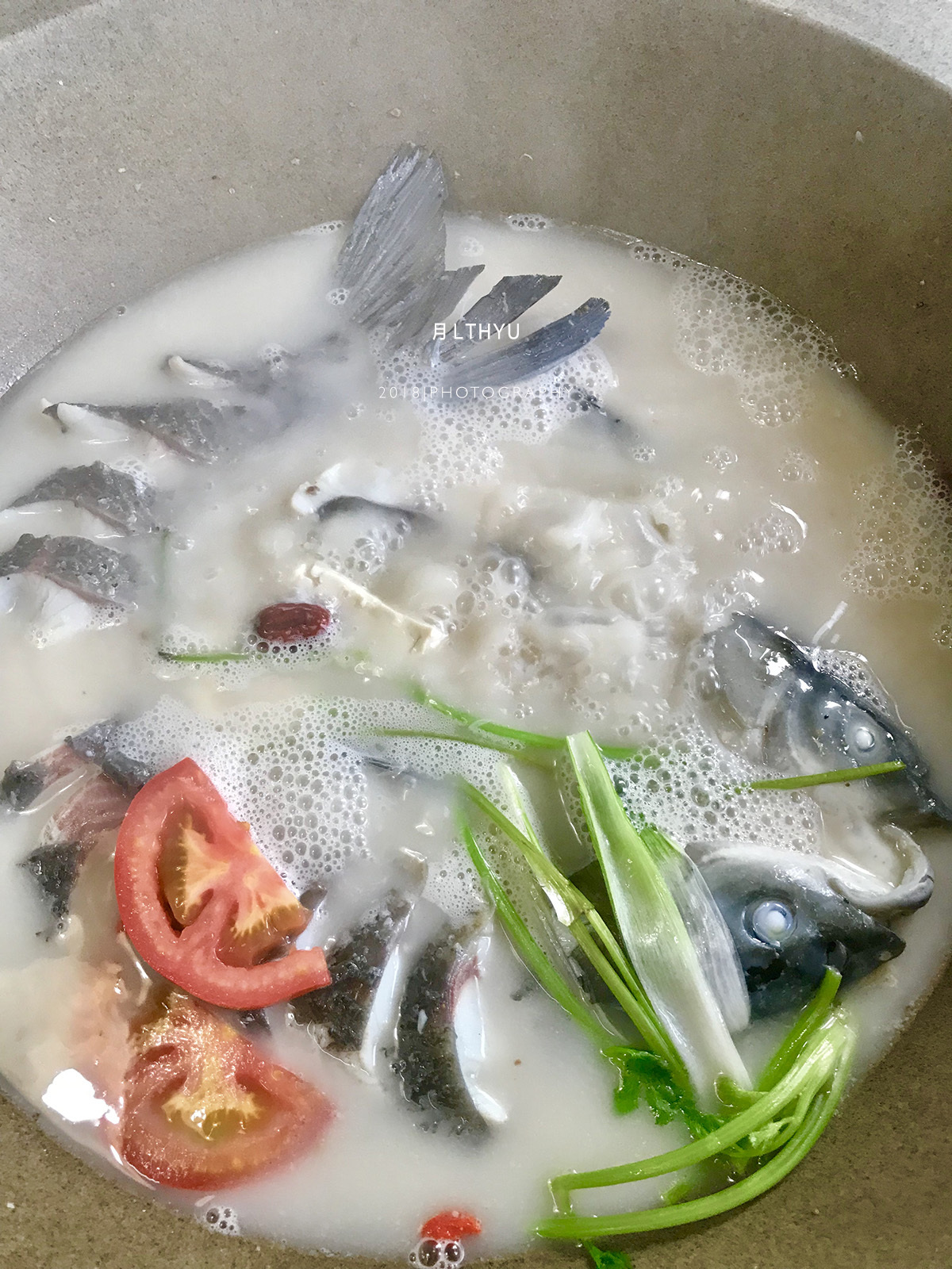 云南汽锅鱼为什么用草帽,云南十八怪草帽当锅盖图