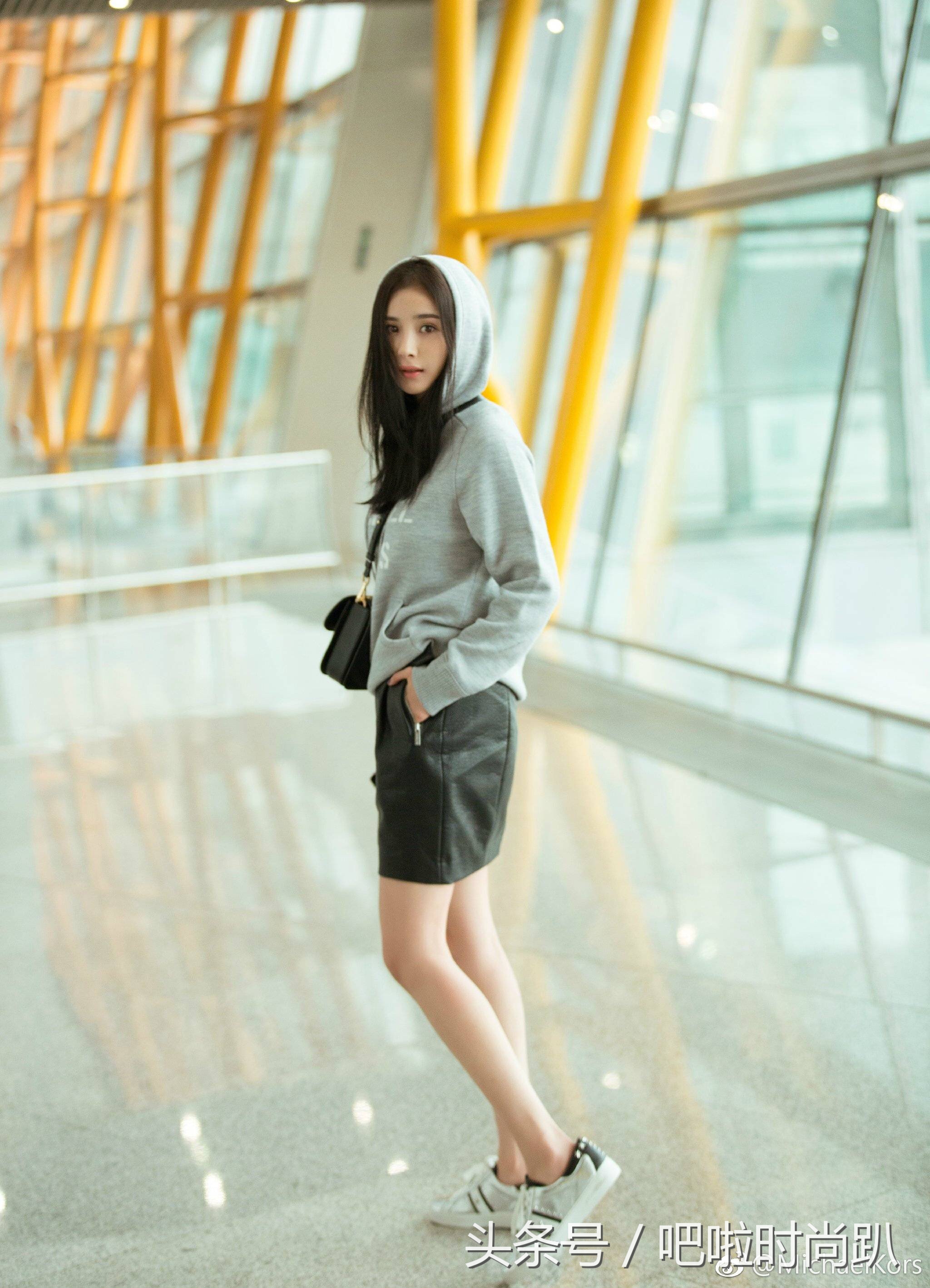 杨幂复出金色礼服,杨幂重返二十年前造型