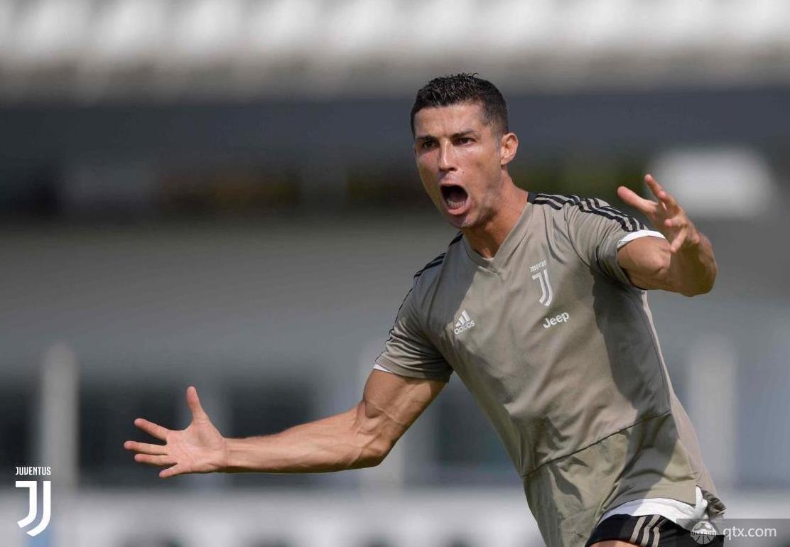 联赛不进球又何妨C罗度假晒完美身材收获女友狂赞