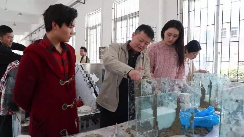 弘扬教育家精神争做育人楷模视频,教书育人做楷模