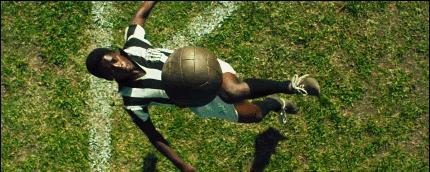 他用双脚让国家停战，这个男人我们等了40年！