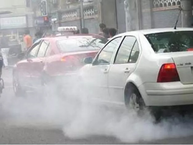 三秒知识点：汽车排气筒为什么会滴水？