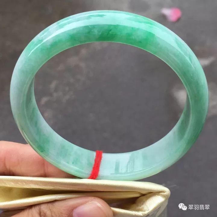 手镯戴不进手上怎么办,手镯胖了摘不下来有什么玄学