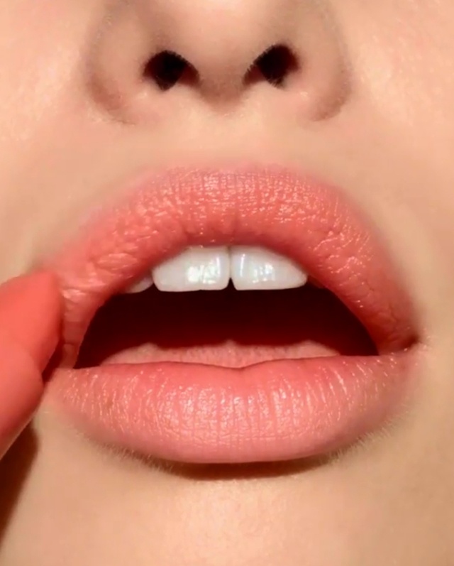 就差这几步，让你的唇膏画出美妆博主的范儿！