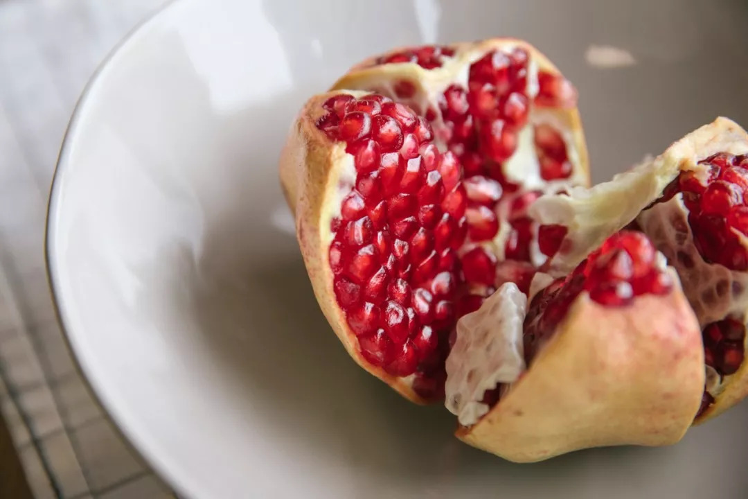 红润有食欲，一咬就爆汁，不用吐籽的突尼斯软籽石榴，甜滋滋货比十几家后，我们帮你选了这个