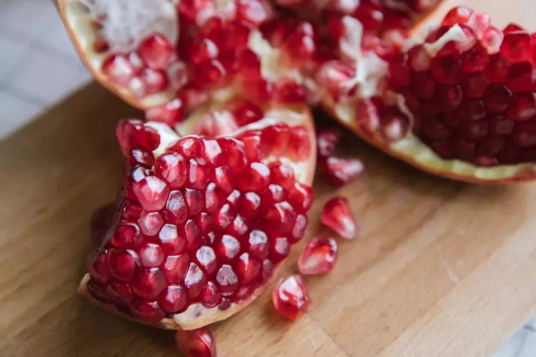 红润有食欲，一咬就爆汁，不用吐籽的突尼斯软籽石榴，甜滋滋货比十几家后，我们帮你选了这个