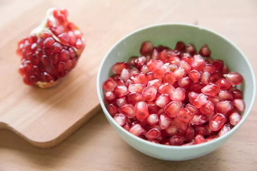 红润有食欲，一咬就爆汁，不用吐籽的突尼斯软籽石榴，甜滋滋货比十几家后，我们帮你选了这个
