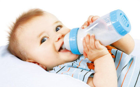 四个月宝宝睡整夜觉要叫醒喂奶吗,三个半月宝宝白天睡觉要叫醒喝奶