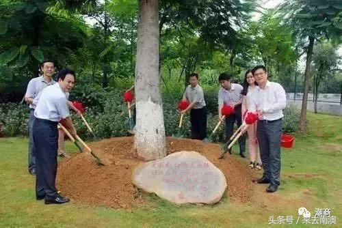 从谷饶走出来的内衣王子，这个潮商在迪拜拥有四座商业城！