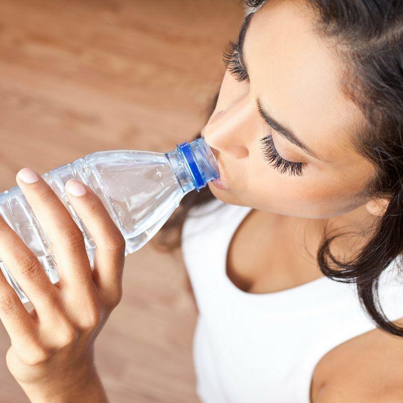 健身增肌锻炼时喝水正确方法,健身前喝水好还是健身后喝水好