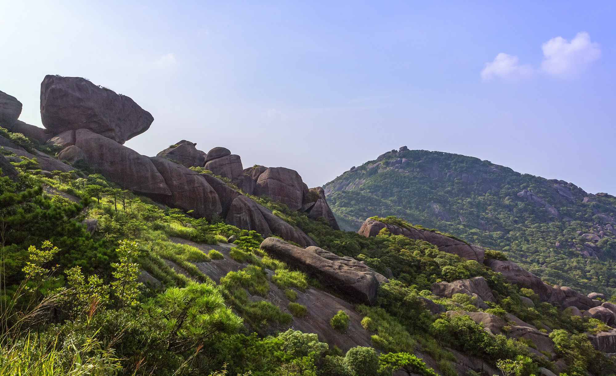 太有趣，一座山竟像一头卯足劲的牛
