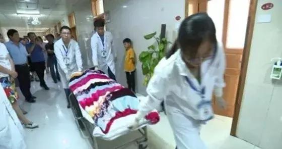 医院门口重病孩子下跪磕头,下跪男孩泪目