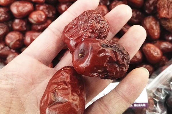 经期肚子疼腰疼月经量少发黑,经期推迟经血发黑量少是怎么回事