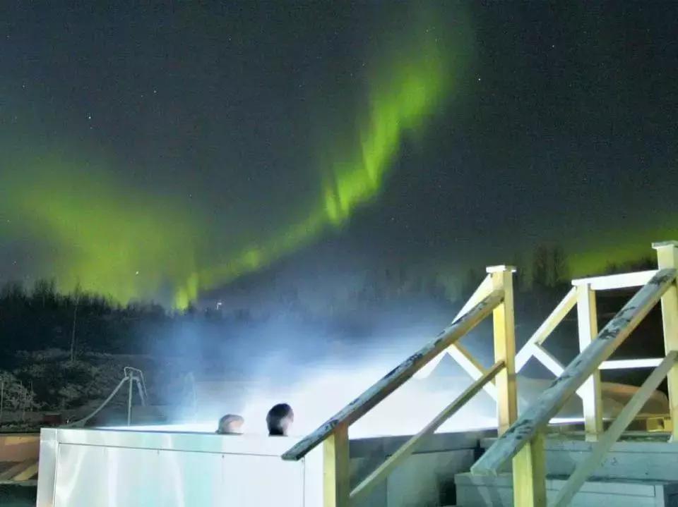 小木屋，玻璃顶，火山温泉，住这些酒店，get最cool极光姿势