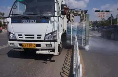 早高峰公交车上老人,早晚高峰公交车上的老年人