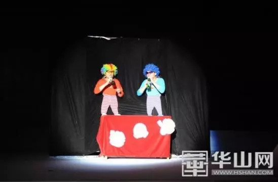 早高峰公交车上老人,早晚高峰公交车上的老年人