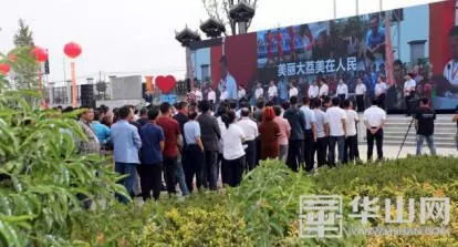 早高峰公交车上老人,早晚高峰公交车上的老年人