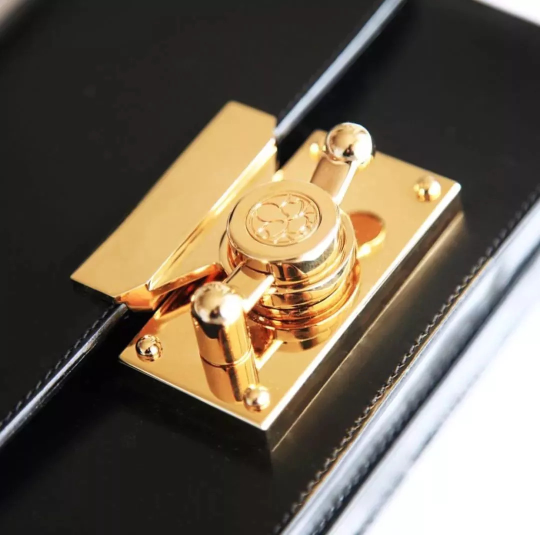 英伦风背什么包,好奇时髦精们今年都在背什么包