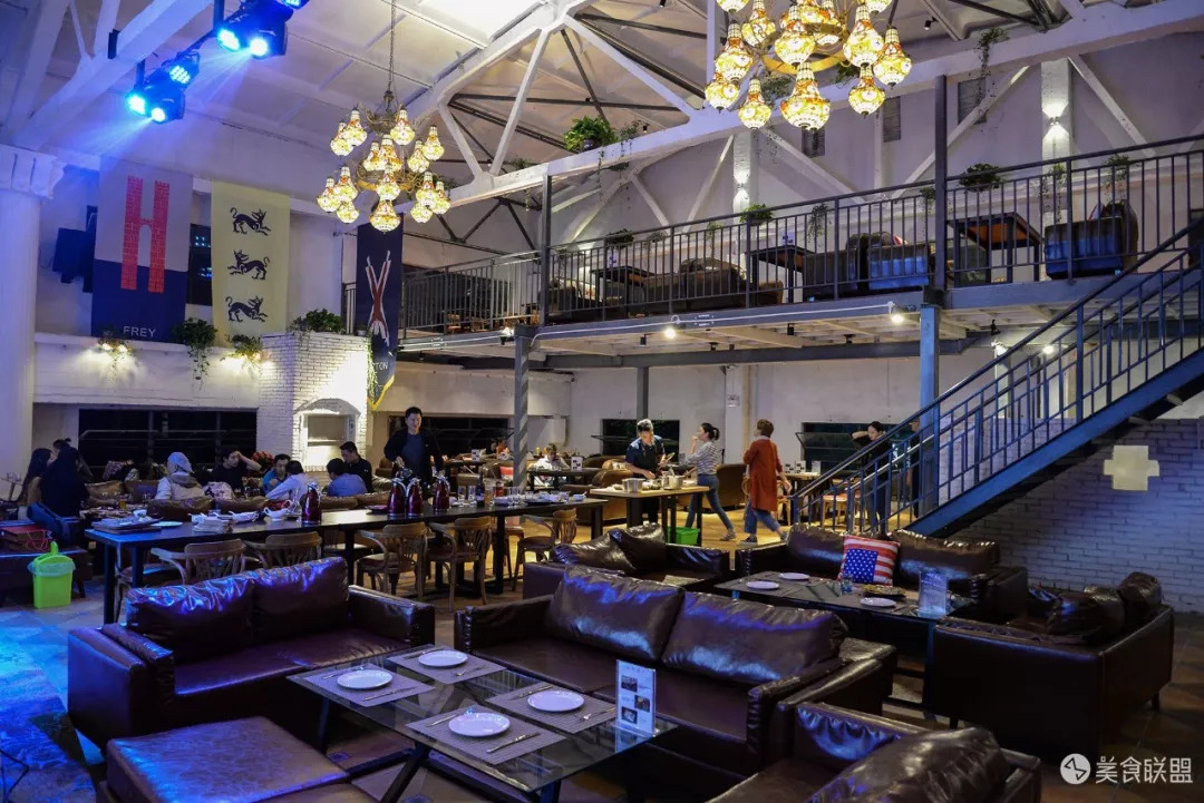 每天都有大量肉食动物到昆明废旧工厂，狂啃50CM高的火焰战斧牛排