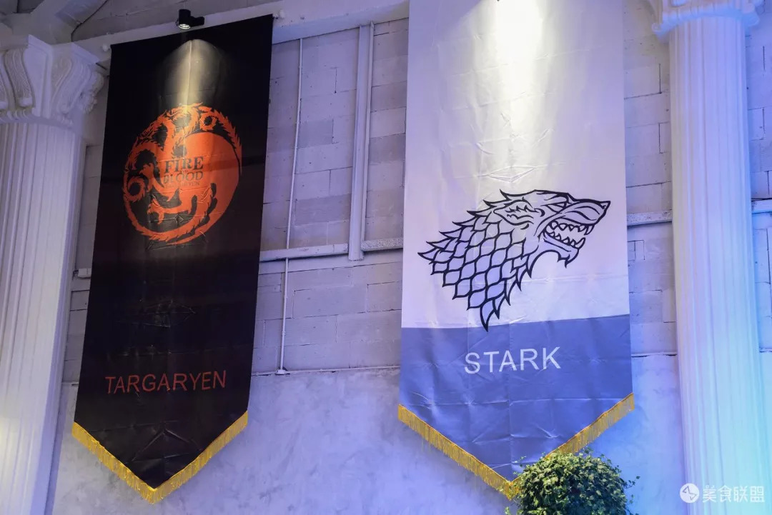 每天都有大量肉食动物到昆明废旧工厂，狂啃50CM高的火焰战斧牛排