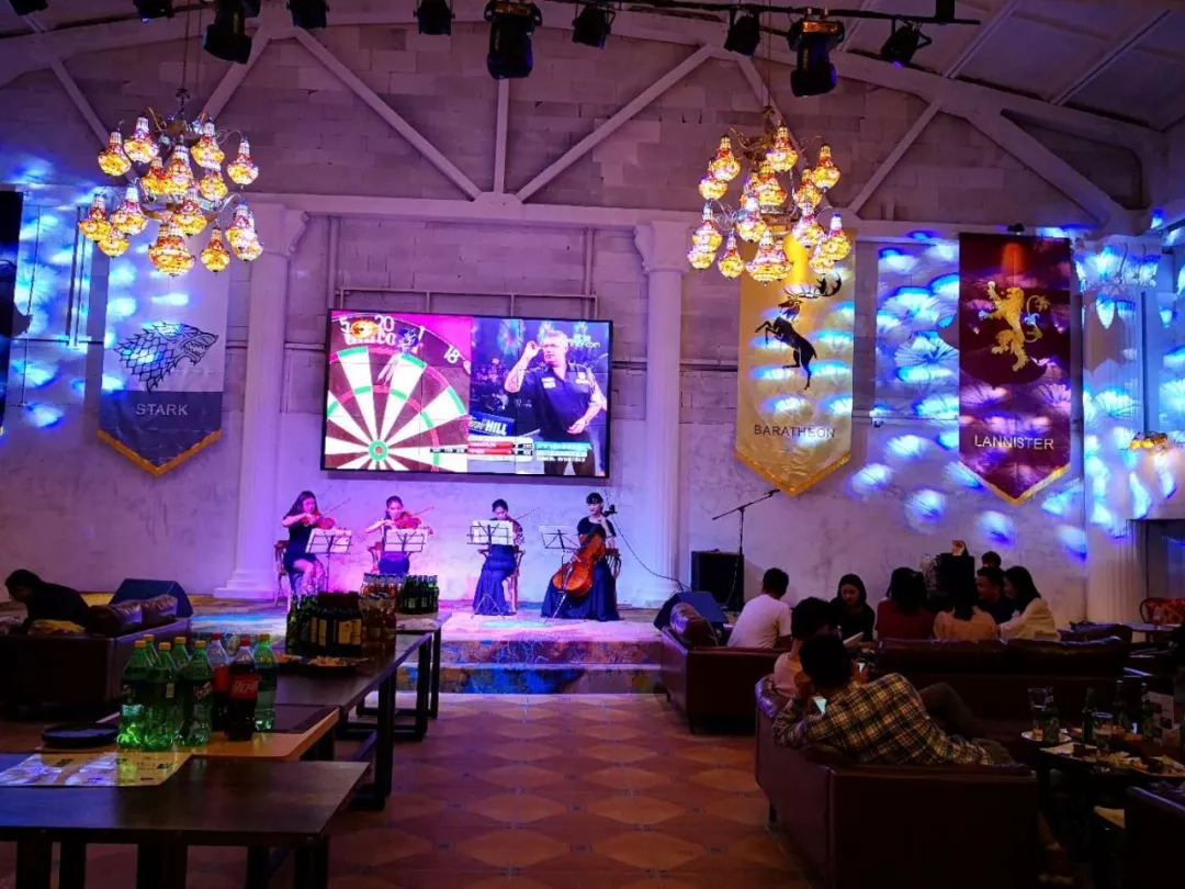 每天都有大量肉食动物到昆明废旧工厂，狂啃50CM高的火焰战斧牛排