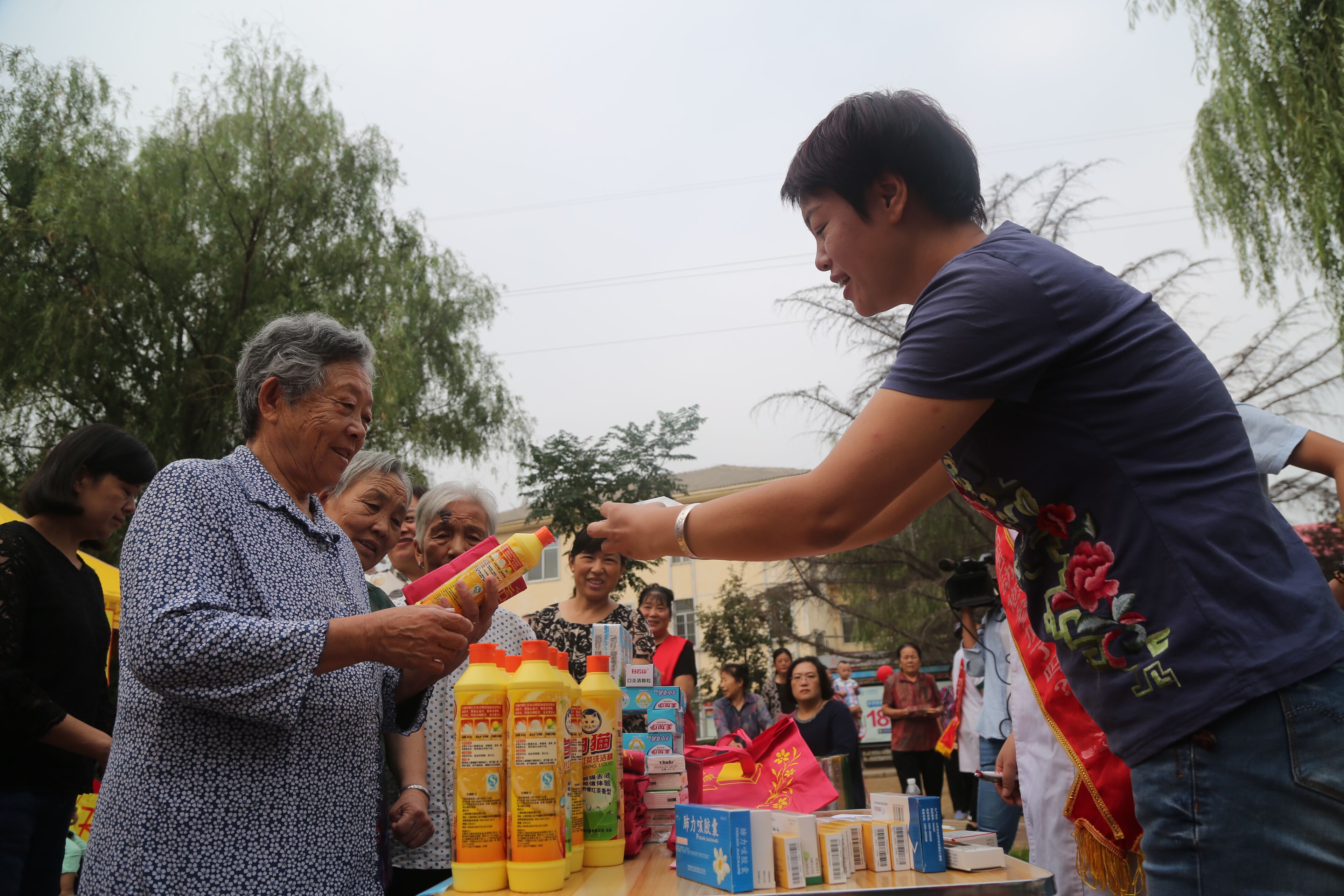 在农村里面过期药品怎么处理,健康提醒家庭过期药品不能随意扔