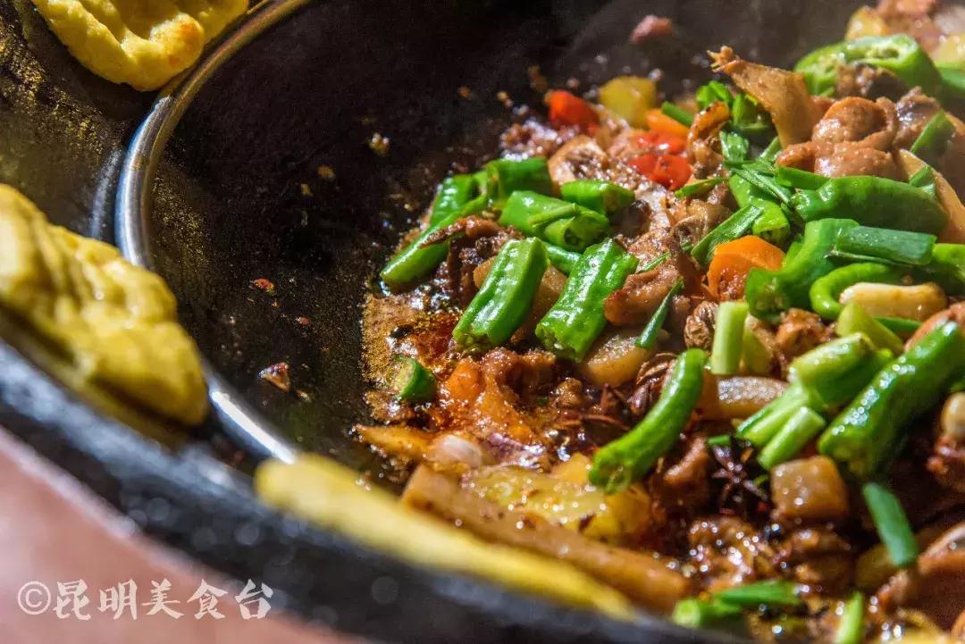 藏在昆明老厂房里的柴火鸡，一款酱料价值百万，连续排队5年