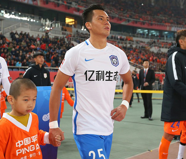 他是*疆新**首位上场国脚！8年前即入选国家队，现已成中超球队队长